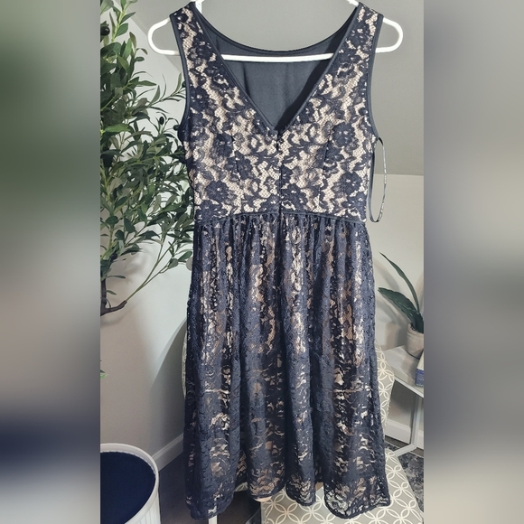 Maggy London Floral Lace Dress Size 2 - Picture 3 of 5